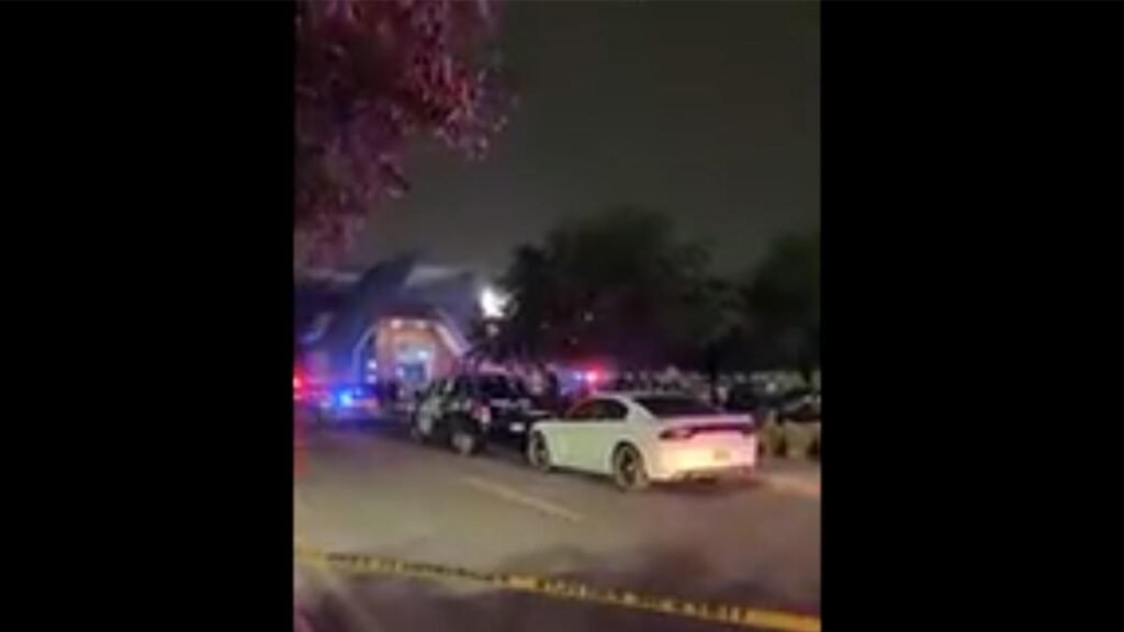 Ejecutan a dos hombres en el estacionamiento de un centro comercial