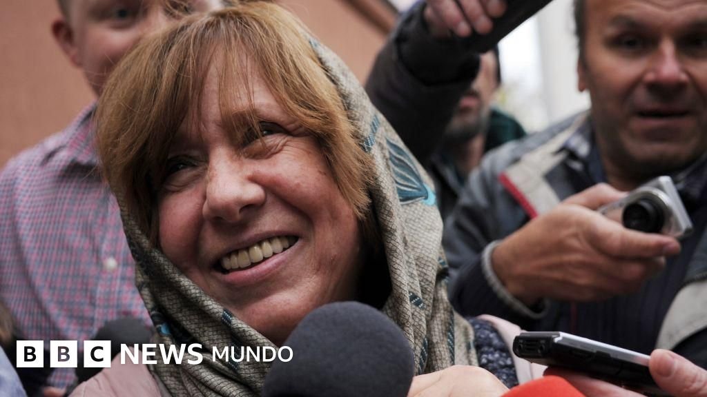 "En lugar de horrores, atesoro pruebas del espíritu humano": Svetlana Alexievich, la galardonada Nobel que narró el drama de Chernóbil como nadie.