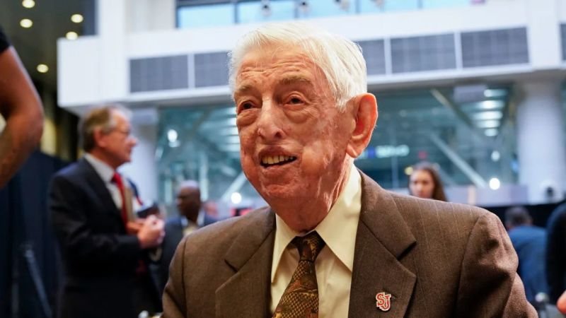 Fallece Lou Carnesecca, icónico entrenador del Salón de la Fama del Baloncesto y líder de St. John's durante 24 temporadas, a los 99 años.