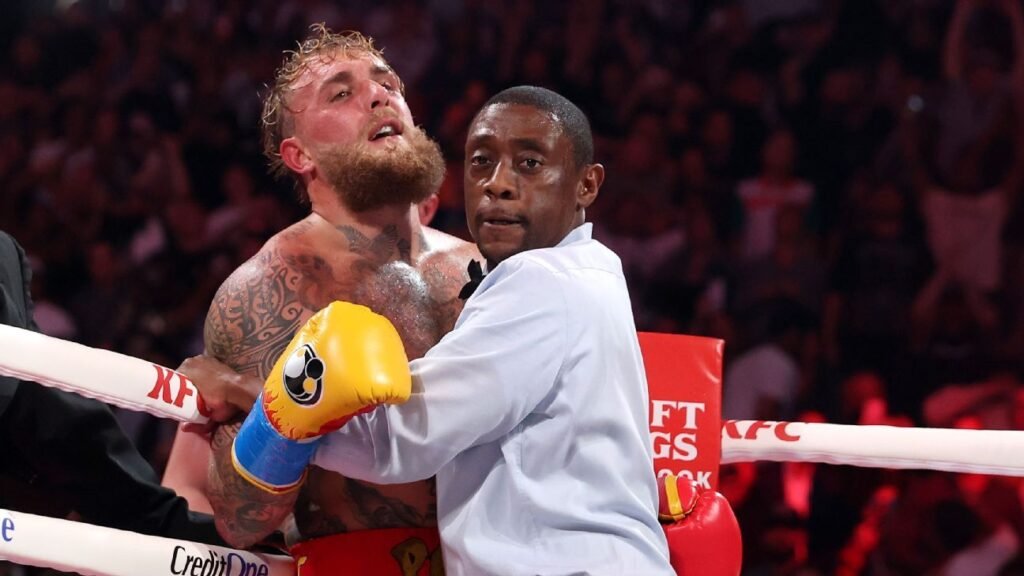 Joshua le enseña a Paul que el boxeo es cosa seria, incluso en los peores momentos.