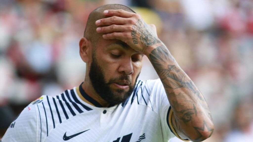 Pumas de México lleva a Dani Alves ante el TAS por violación de contrato