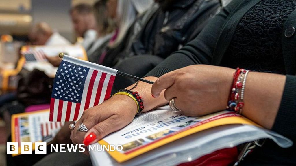 Viviendo en un limbo: migrantes relatan su experiencia tras la cancelación de su ceremonia de ciudadanía por parte del gobierno de Trump