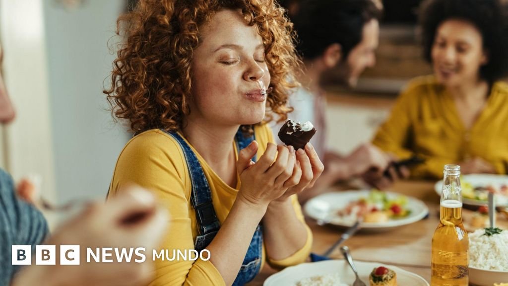¿Por qué siempre hay espacio para el postre, incluso estando llenos? Lo explica un anatomista.