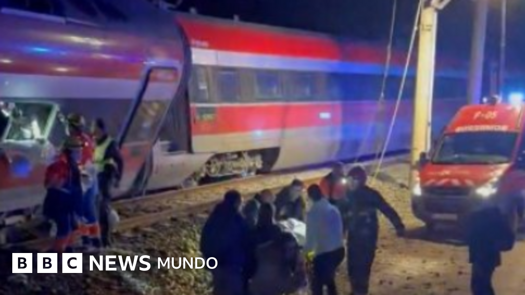 Al menos 21 fallecidos tras el descarrilamiento de dos trenes de alta velocidad en el sur de España.