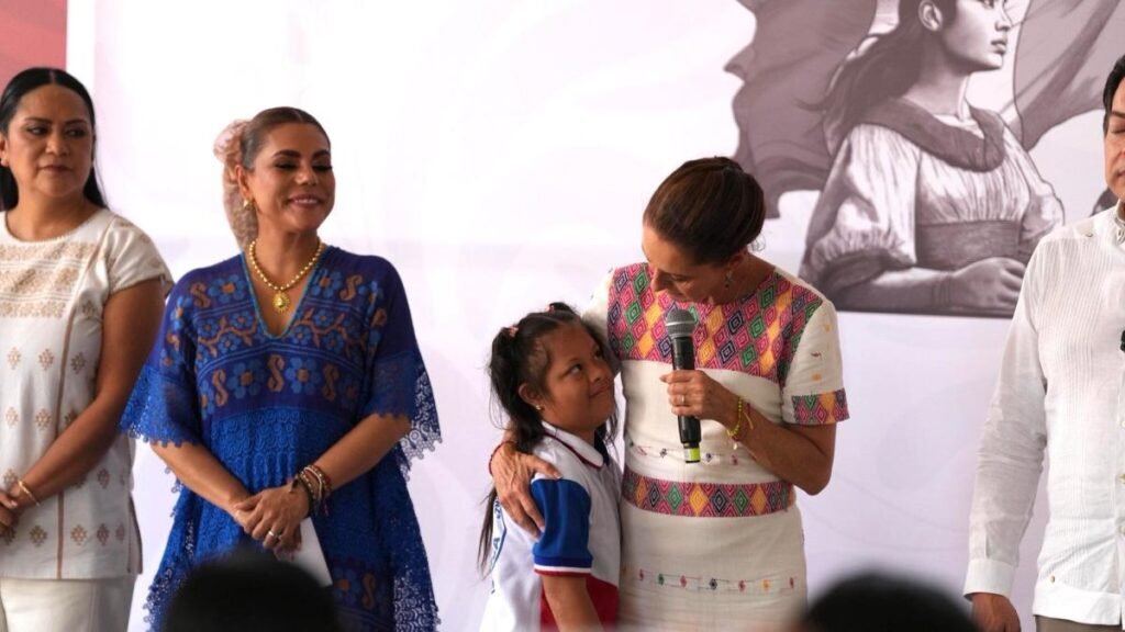 Claudia Sheinbaum distribuye tarjetas de la Beca Rita Cetina en Tecpan de Galeana, Guerrero.