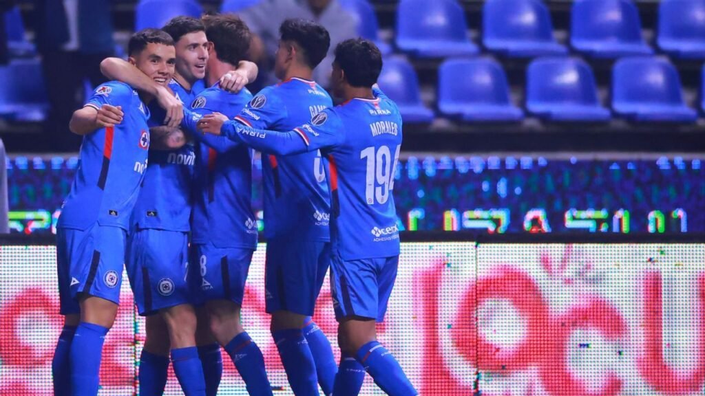 Cruz Azul logra una sufrida victoria contra Puebla, que jugó con diez.