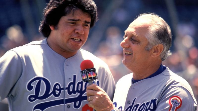 Fernando Valenzuela: Una leyenda que brilló tanto en el campo como fuera de él