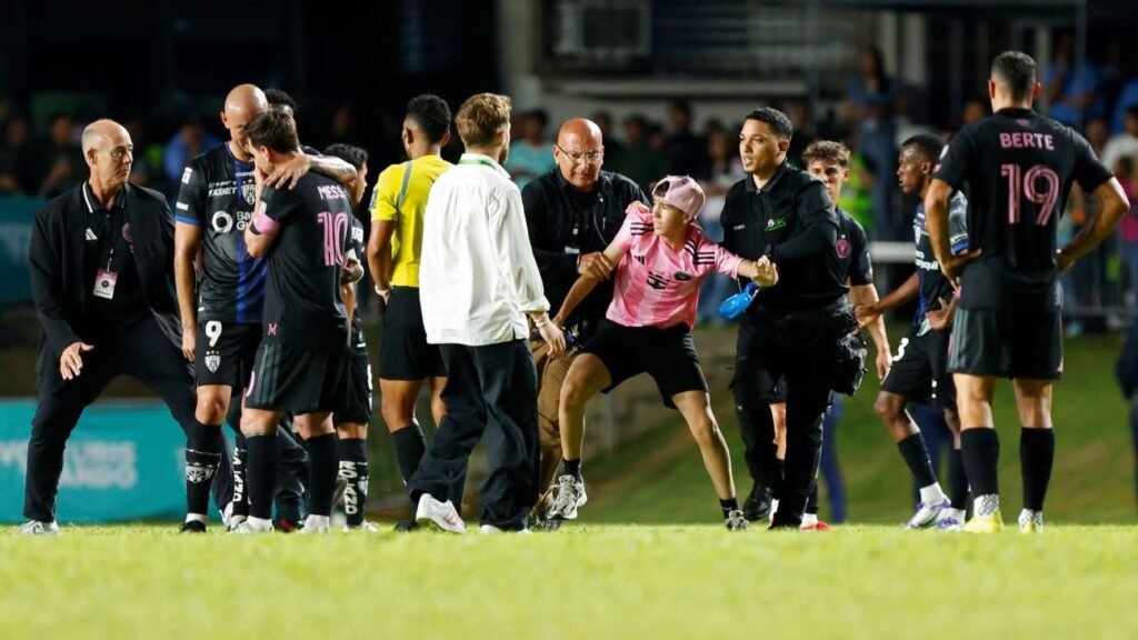 Fanático derriba a Messi durante una invasión al campo