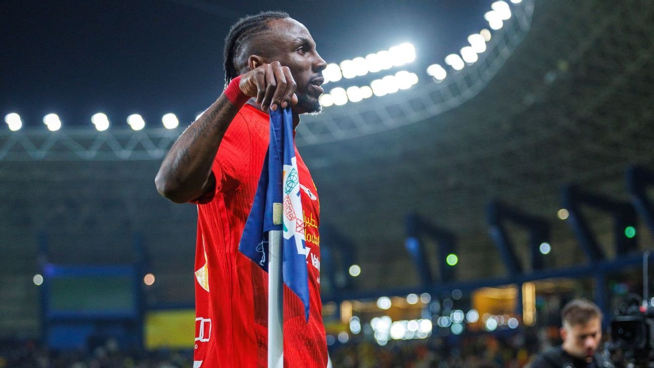 ¿En qué posición se encuentra Quiñones en la lucha por el título de goleo en Arabia?