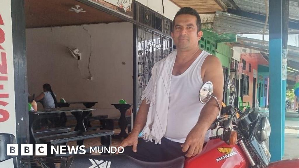 El carnicero que salvó a soldados heridos tras el accidente de avión en Colombia: 'Salieron dos muchachos cubiertos de sangre, prendí la moto y les dije: yo los llevo'