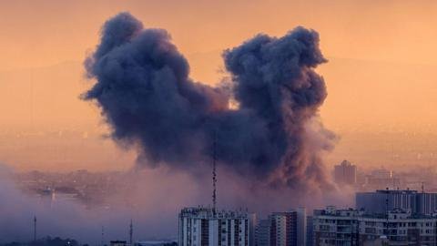 Israel intensifica sus ataques en Teherán tras la destrucción de un buque de guerra iraní por EE.UU.