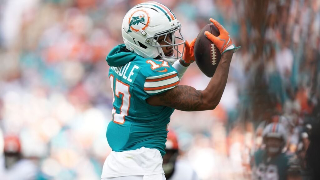 Los Broncos incorporan a Waddle en un intercambio con los Dolphins