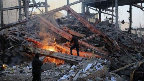 Trump advierte sobre una inminente "gran oleada" de ataques a Irán, mientras Teherán cierra el estrecho de Ormuz.