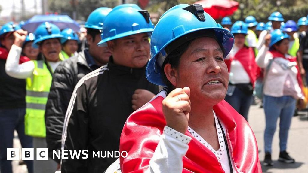 Cómo las crisis políticas transformaron a Perú en una "economía zombi" y desmitificaron su crecimiento ilimitado