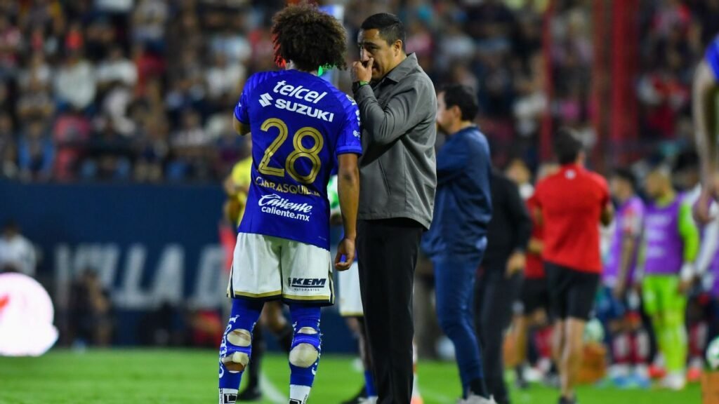 Efraín Juárez celebra el primer logro alcanzado con Pumas
