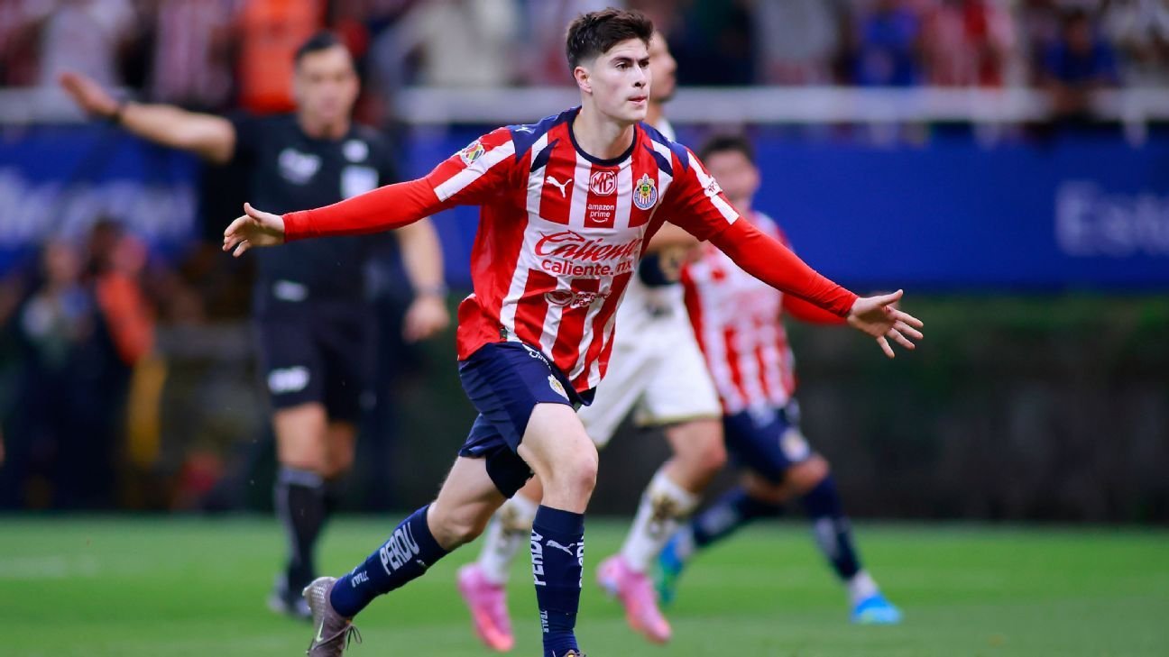 González se lució con un doblete y mantiene viva la racha de Chivas contra Pumas