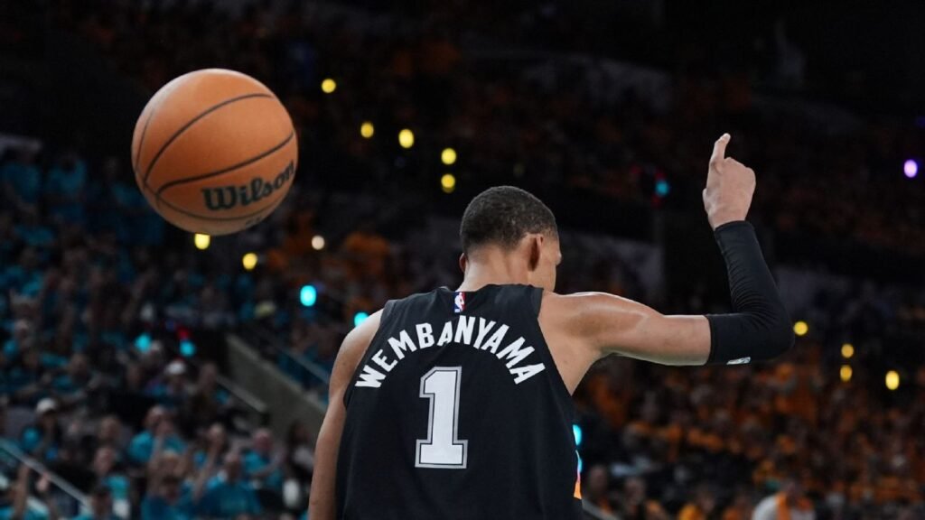 Wemby se lleva el primer galardón como Jugador Defensivo del año