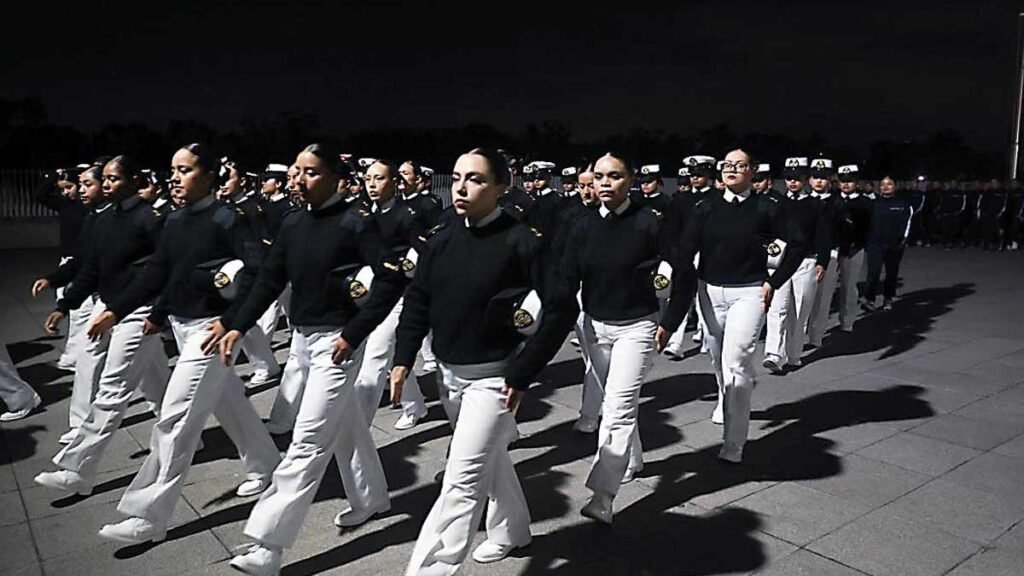 La preparación inicial de los cadetes de la Semar para el desfile militar