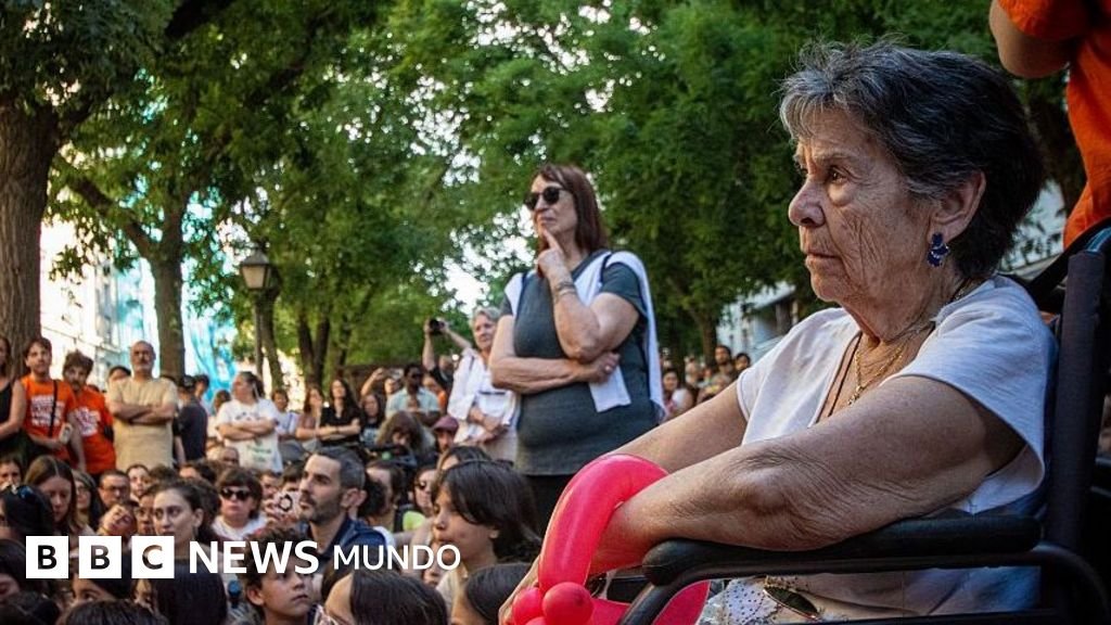 Maricarmen, la anciana, regresa a su hogar tras el desalojo que destaca la crisis de vivienda en España.
