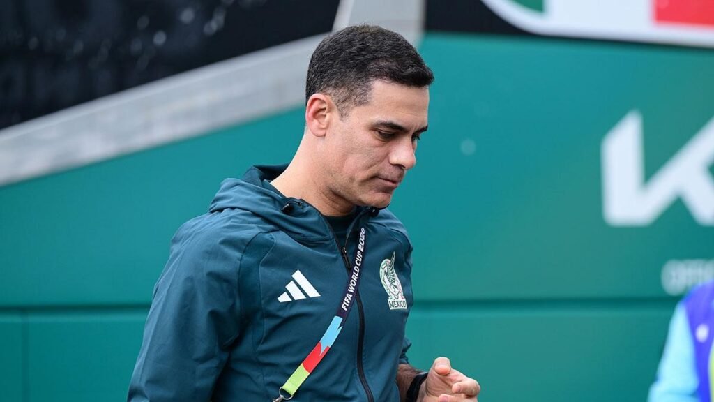 Rafa Márquez asiste al Clásico Mexicano para animar a sus elegidos