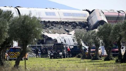 Al menos 68 víctimas fatales y numerosos heridos tras un accidente de trenes de alta velocidad en España