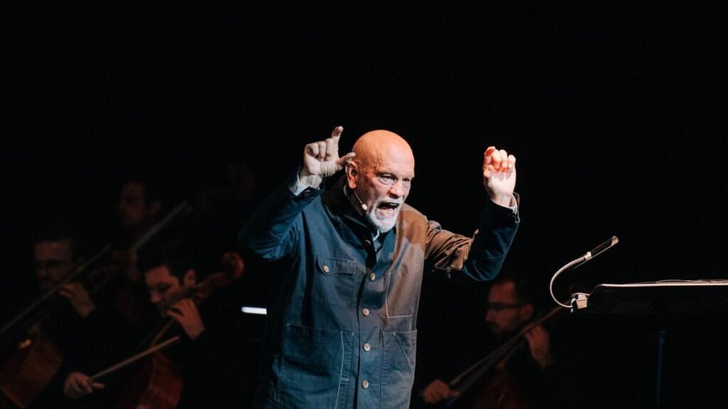 El hombre sin vista que dirige el destino del planeta - John Malkovich