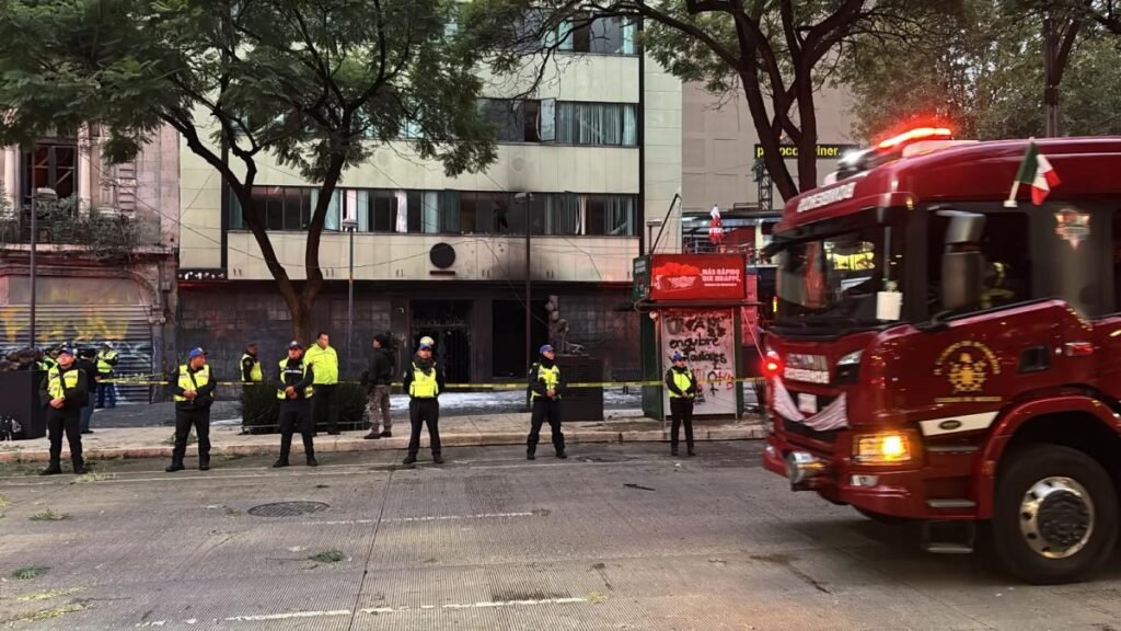 Explosión y fuego en edificio de la avenida Juárez, en el corazón de la CDMX