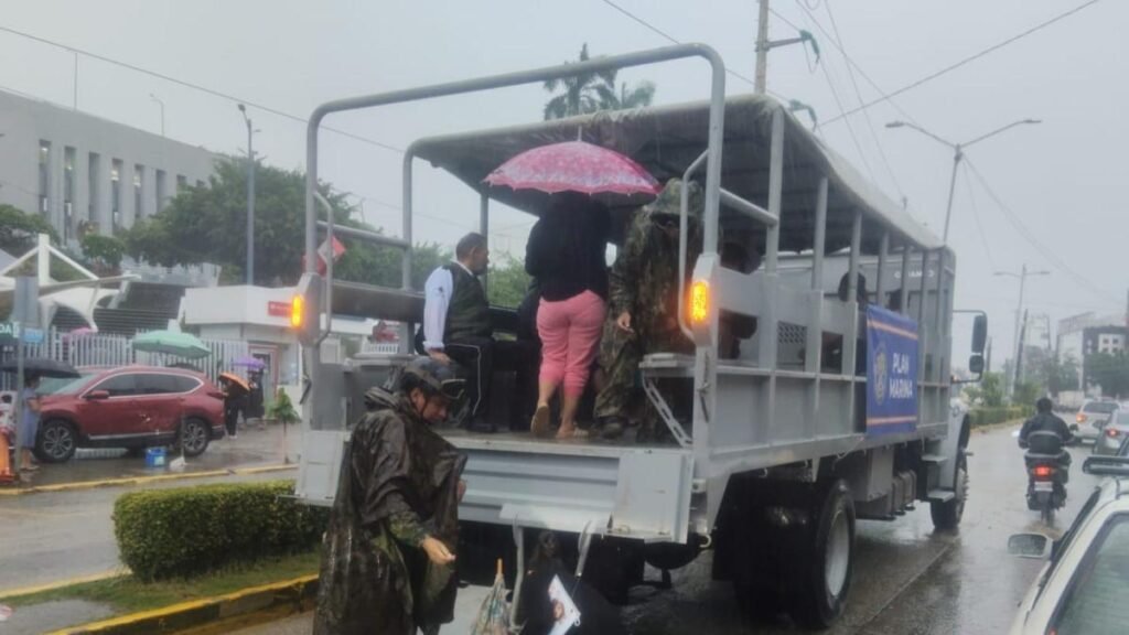 Suspenden la movilidad no esencial en 4 estados debido al huracán "Simón", categoría 4