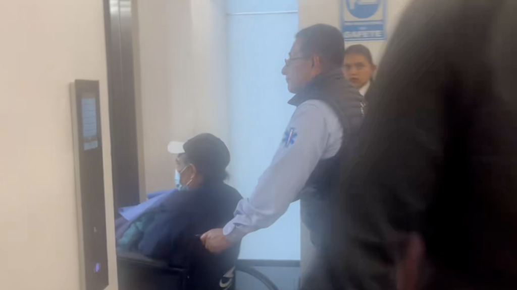 Trabajador de mantenimiento queda atrapado en el Asta Bandera del Senado durante 37 minutos tras un accidente