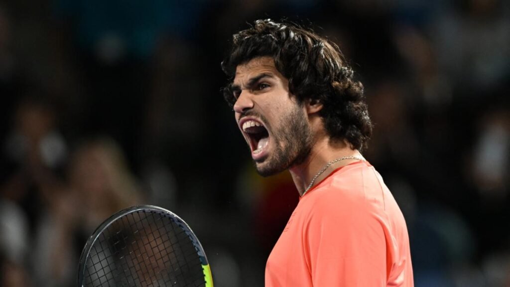 ¡Carlos Alcaraz brilla en Tokio! Impresionante remontada contra Jaume Munar y fin de su sequía en finales